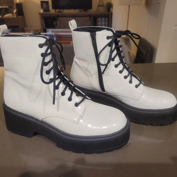 NWOT Forever 21 white boots - Picture 8 of 10